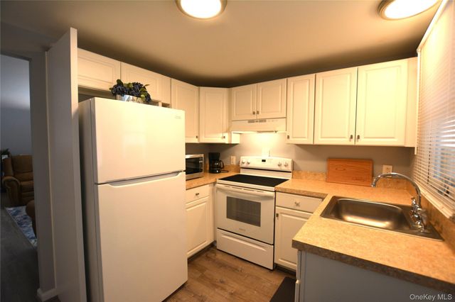 65A Village Circle W, Manorville, NY 11949