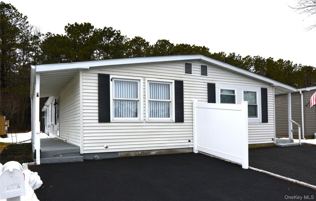 65A Village Circle W, Manorville, NY 11949