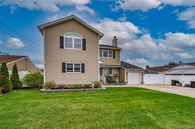5 Taylor Drive, Farmingdale, NY 11735