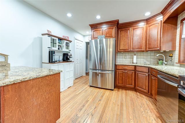 5 Taylor Drive, Farmingdale, NY 11735