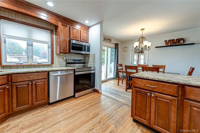 5 Taylor Drive, Farmingdale, NY 11735