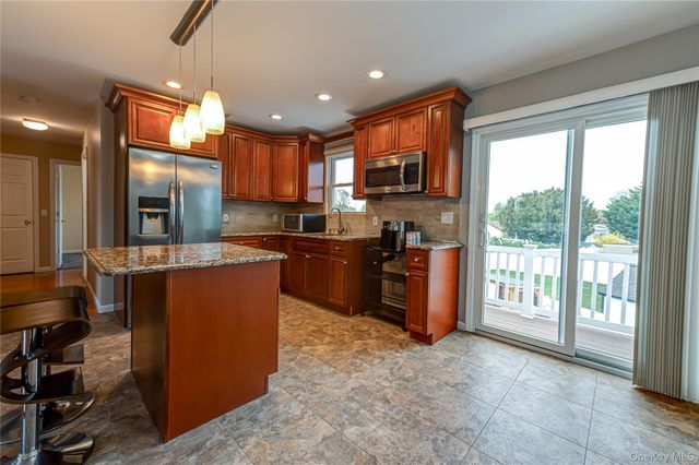 5 Taylor Drive, Farmingdale, NY 11735