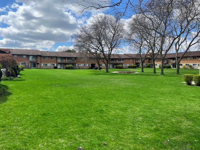 880 E Old Willow Road 166, Prospect Heights, IL 60070