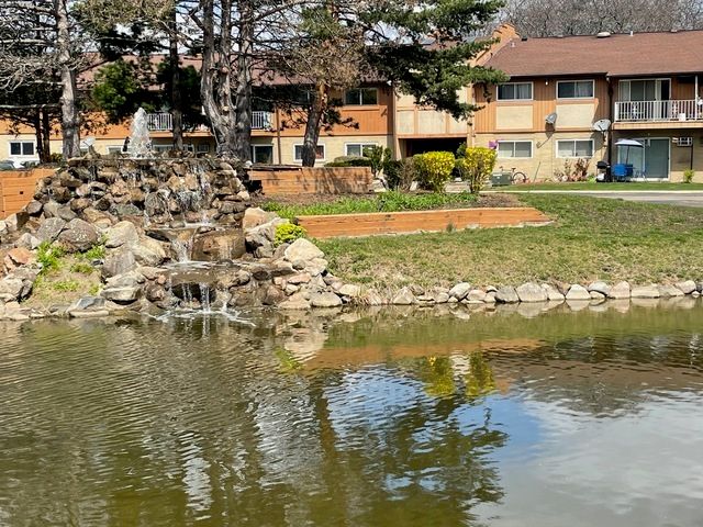 880 E Old Willow Road 166, Prospect Heights, IL 60070