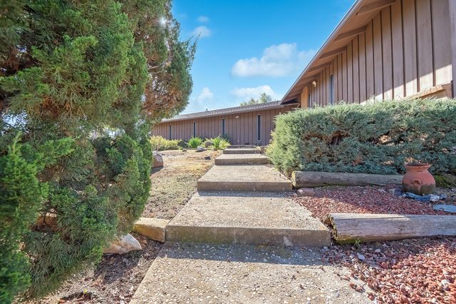 32665 Pleasant Oak Drive, Springville, CA 93265