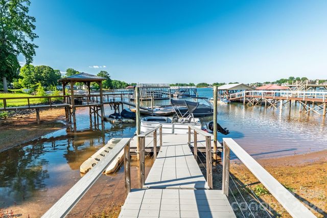 8005 Island View Court, Denver, NC 28037