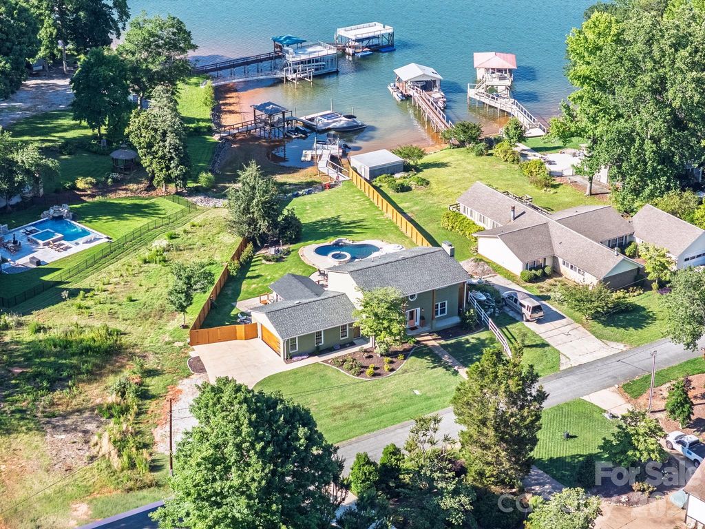 8005 Island View Court, Denver, NC 28037
