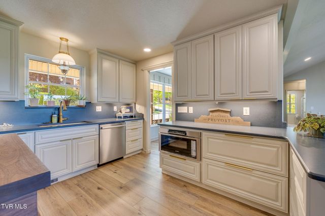 304 Michaels Ridge Boulevard, Johnson City, TN 37615