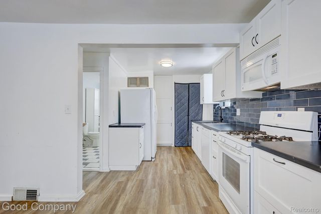 298 Oregon Street, York Charter Township, MI 48198