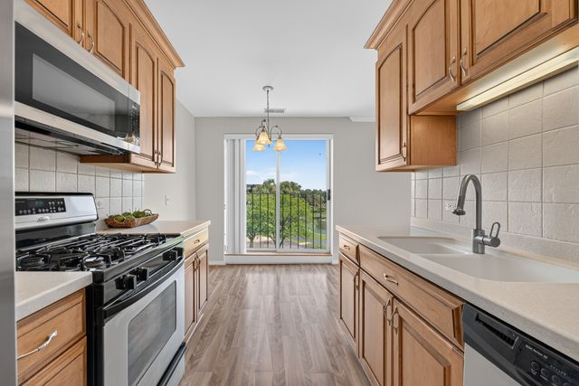 815 Leicester Road 320A, Elk Grove Village, IL 60007