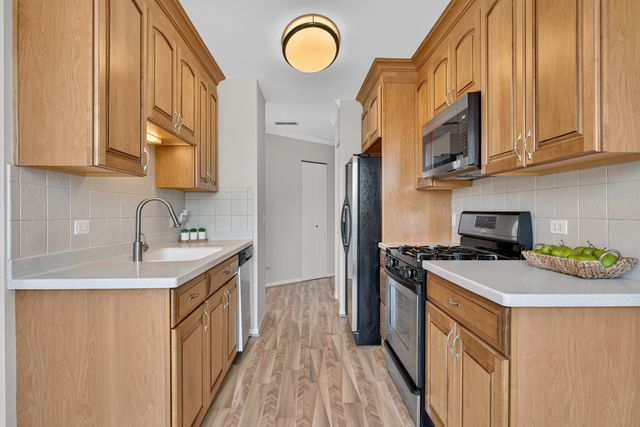 815 Leicester Road 320A, Elk Grove Village, IL 60007