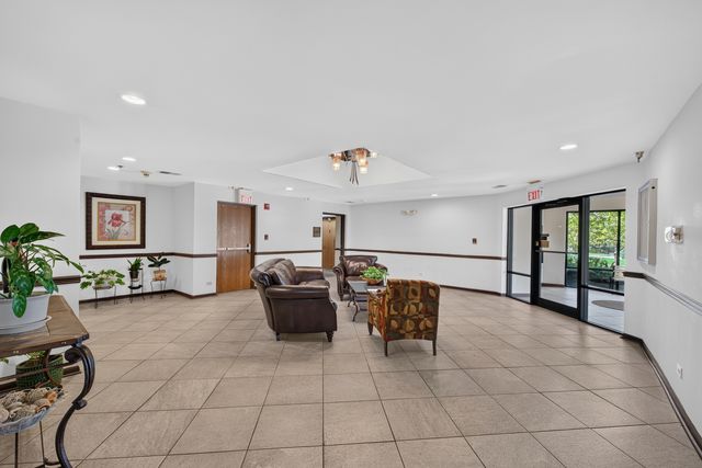 815 Leicester Road 320A, Elk Grove Village, IL 60007