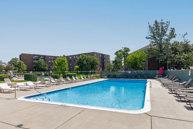 815 Leicester Road 320A, Elk Grove Village, IL 60007
