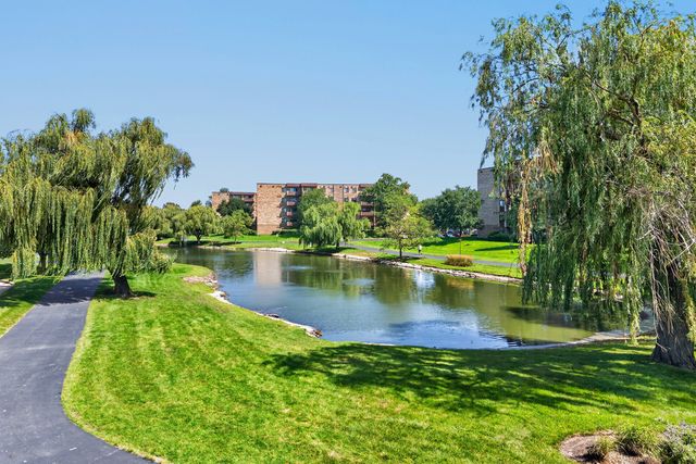 815 Leicester Road 320A, Elk Grove Village, IL 60007