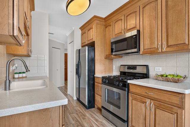 815 Leicester Road 320A, Elk Grove Village, IL 60007