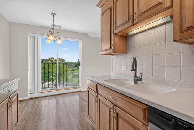 815 Leicester Road 320A, Elk Grove Village, IL 60007