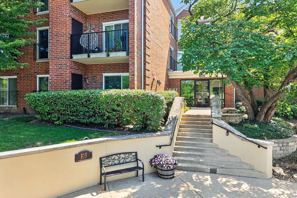 815 Leicester Road 320A, Elk Grove Village, IL 60007