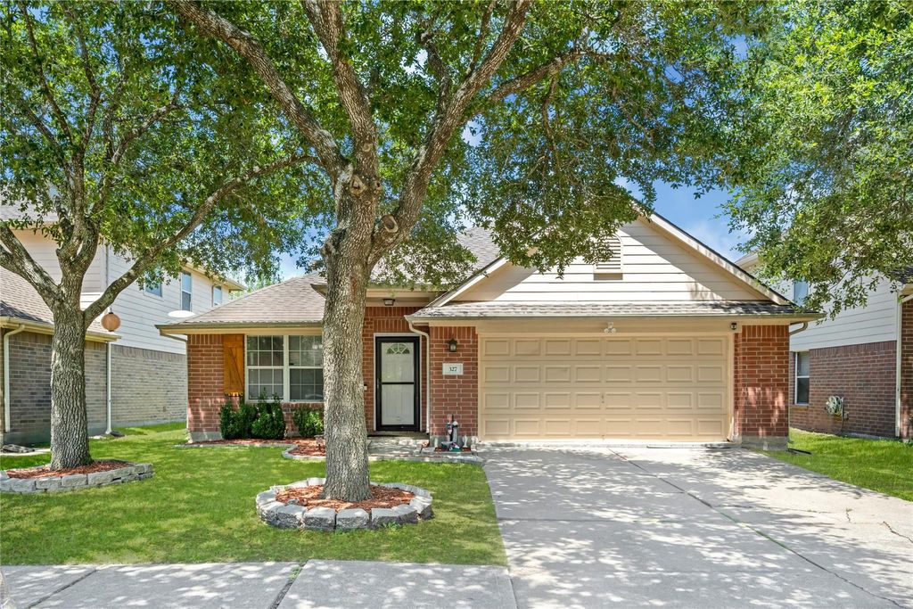 327 Mammoth Springs Lane, Dickinson, TX 77539