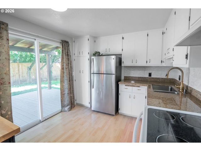 3703 PEPPERTREE Dr, Eugene, OR 97402