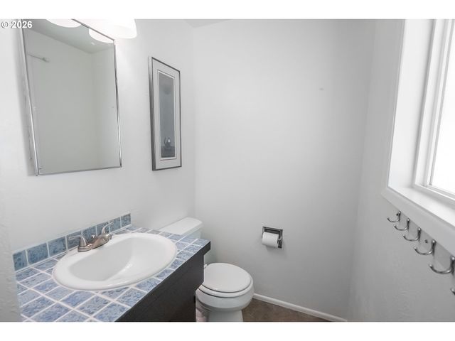 3703 PEPPERTREE Dr, Eugene, OR 97402