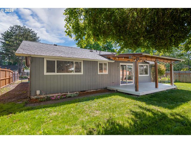 3703 PEPPERTREE Dr, Eugene, OR 97402