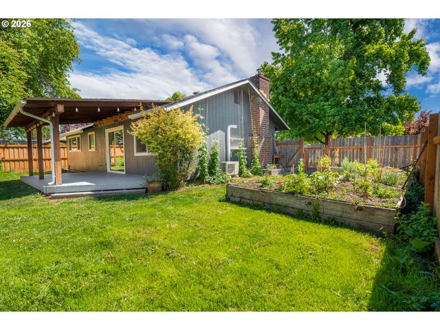 3703 PEPPERTREE Dr, Eugene, OR 97402