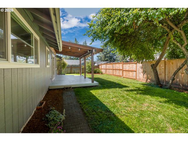 3703 PEPPERTREE Dr, Eugene, OR 97402