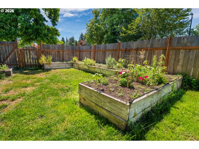 3703 PEPPERTREE Dr, Eugene, OR 97402
