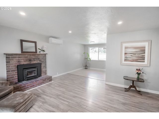 3703 PEPPERTREE Dr, Eugene, OR 97402
