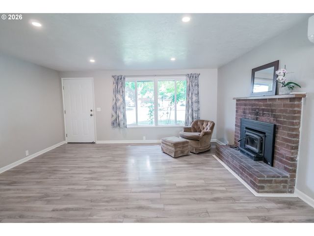 3703 PEPPERTREE Dr, Eugene, OR 97402
