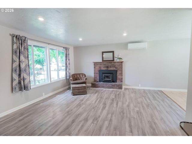 3703 PEPPERTREE Dr, Eugene, OR 97402