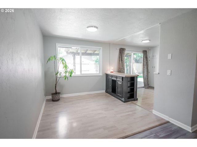 3703 PEPPERTREE Dr, Eugene, OR 97402