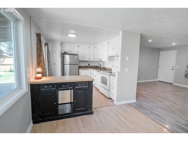3703 PEPPERTREE Dr, Eugene, OR 97402