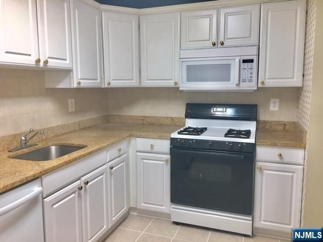 2080 Drake Court, Mahwah, NJ 07430