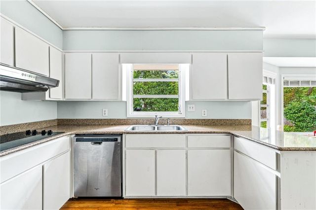 2338 Kings Point Drive, Dunwoody, GA 30338