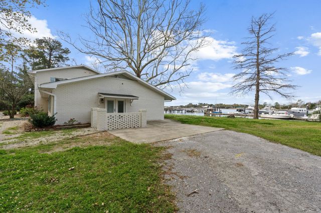 201 River Rd., Georgetown, SC 29440