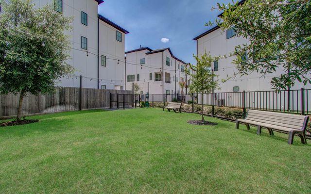 2816 Grand Fountains Drive B, Houston, TX 77054
