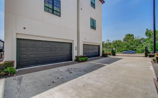 2816 Grand Fountains Drive B, Houston, TX 77054