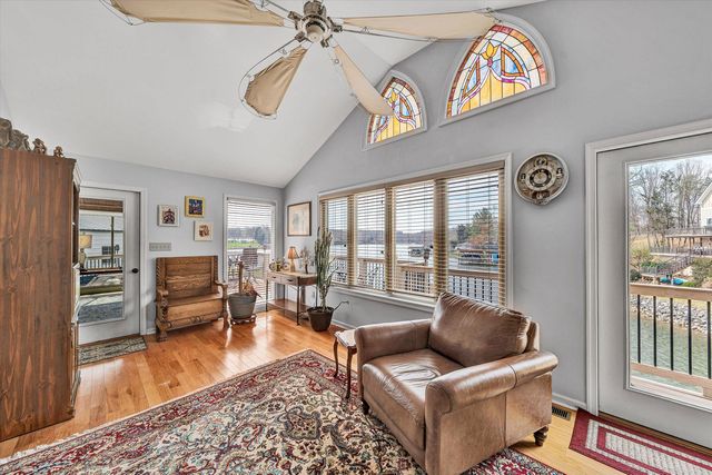 56 Brookside LN, Moneta, VA 24121