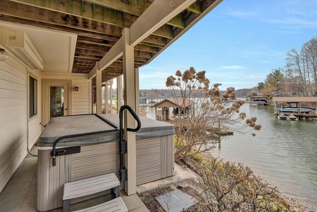 56 Brookside LN, Moneta, VA 24121