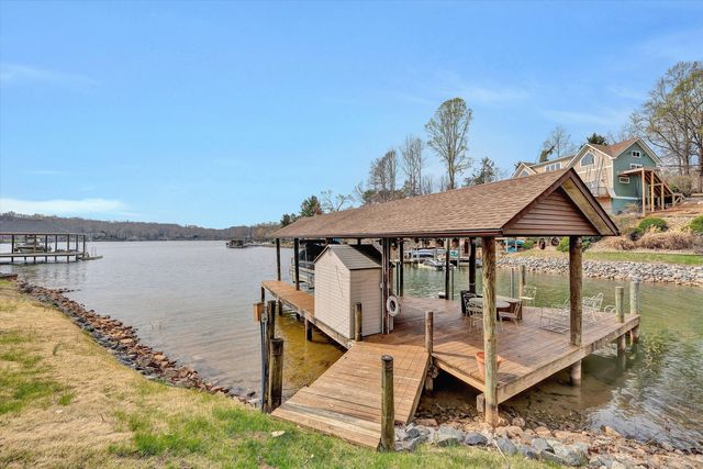56 Brookside LN, Moneta, VA 24121
