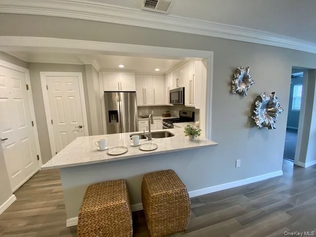 85 Westwood Drive 115, Westbury, NY 11590