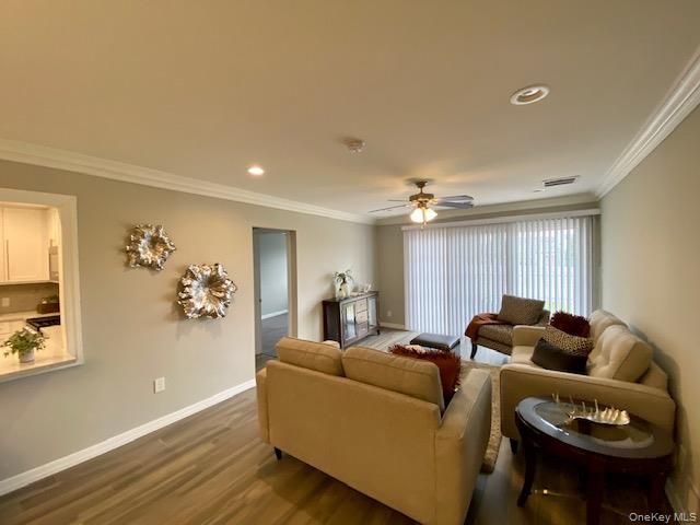 85 Westwood Drive 115, Westbury, NY 11590