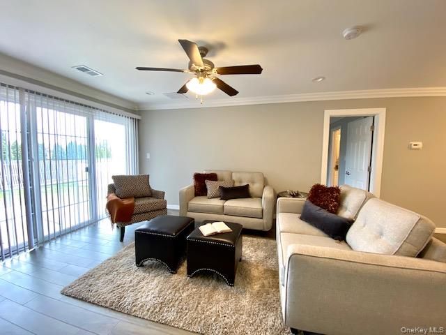 85 Westwood Drive 115, Westbury, NY 11590