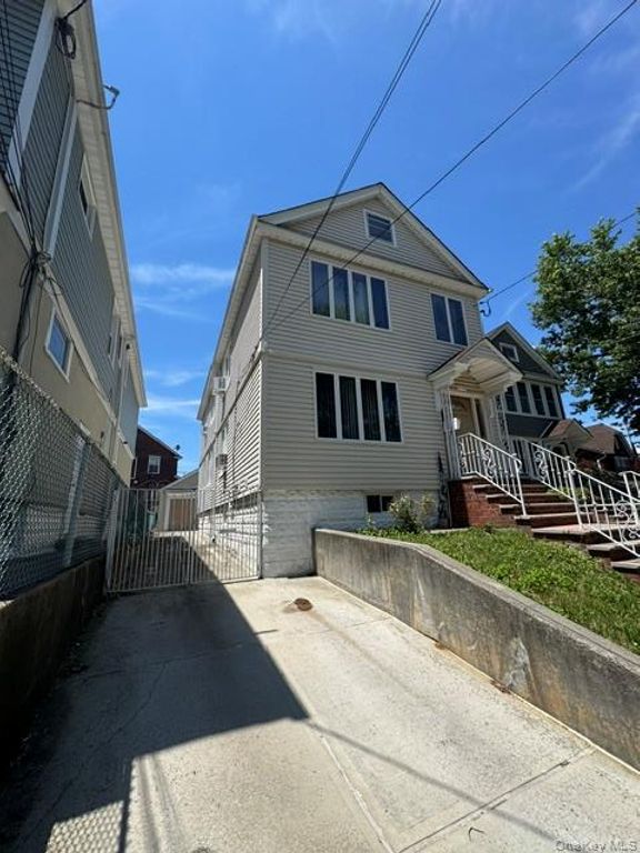 616 College Place, College Point, NY 11356
