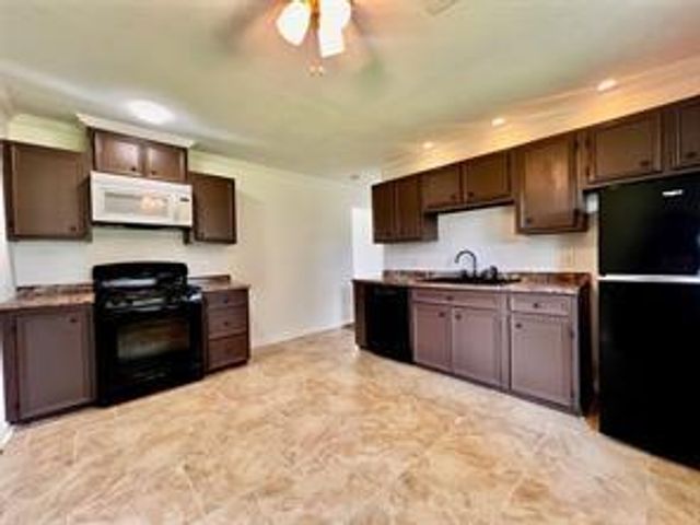 2102 Blueberry Lane, Pasadena, TX 77502