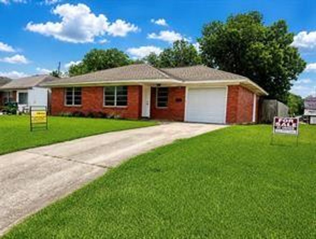 2102 Blueberry Lane, Pasadena, TX 77502