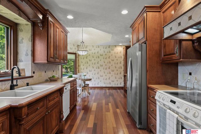6142 Old Farm Court, Lincoln, NE 68512