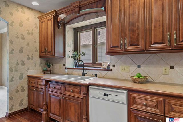 6142 Old Farm Court, Lincoln, NE 68512