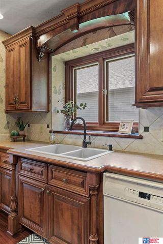 6142 Old Farm Court, Lincoln, NE 68512